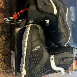 Size 6 Women’s Snowboarding Boots New