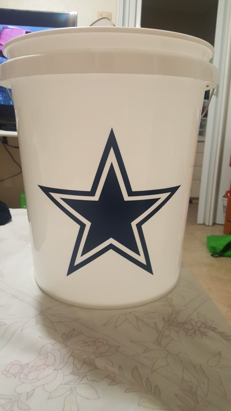Brand new 5 gallon Dallas Cowboys bucket you can use it for anything cold drinks !!