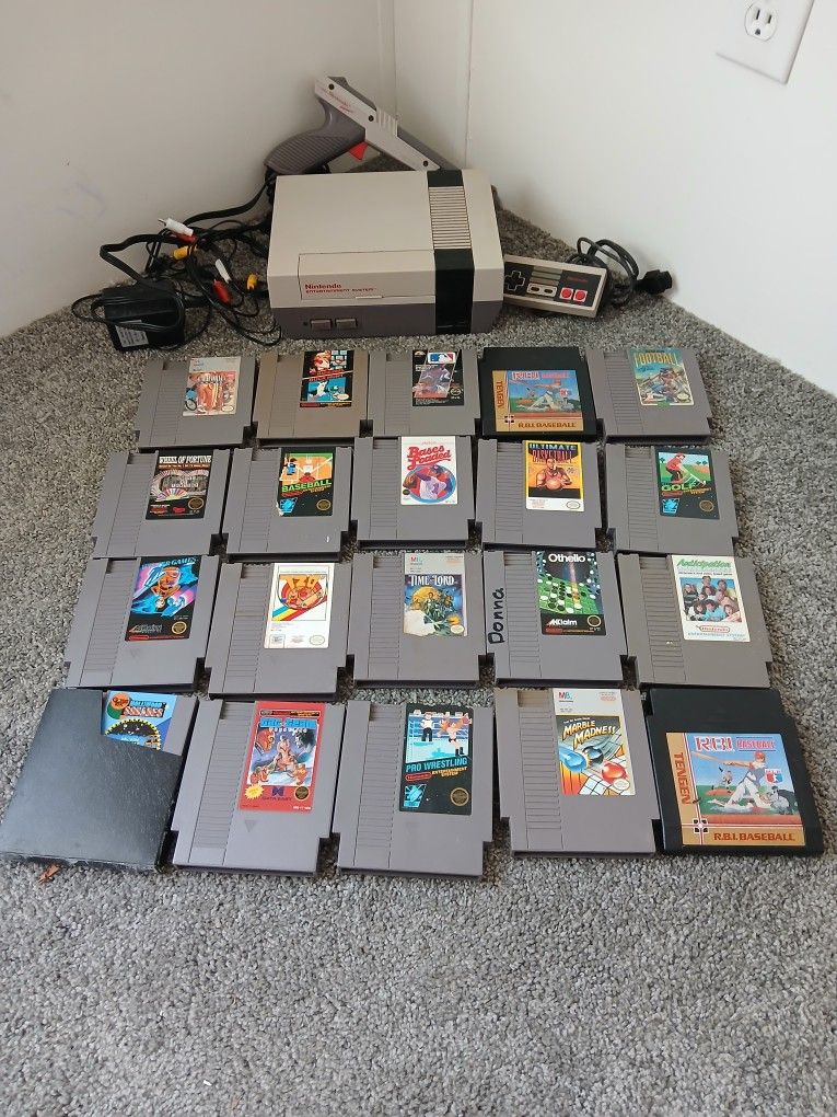 Nintendo NES  with  20  Games  