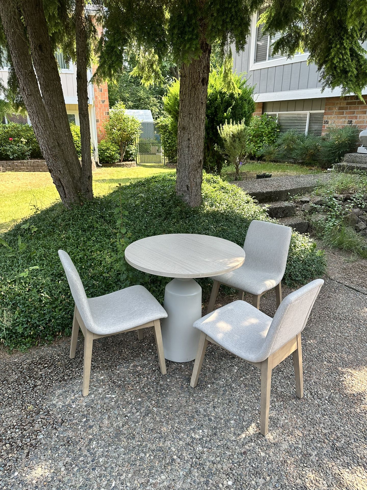 Modern style round dining table and chairs set