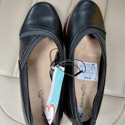 New Size 7W Women Shoe (Baretraps)