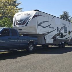2016 Voltage Triton Toyhauler 32 Feet