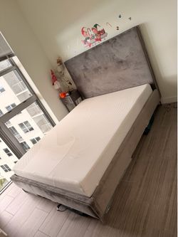 Queen Bed Set + Mattress + Nightstand + Lamp – Like New!”