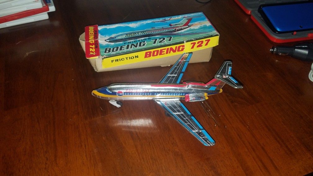 United BOEING 727 JET AIRPLANE TIN FRICTION TOY W/ BOX by T.T. JAPAN VINTAGE