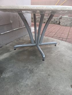 💥 Heavy-Duty Round Table – Metal Base – $50 💥
