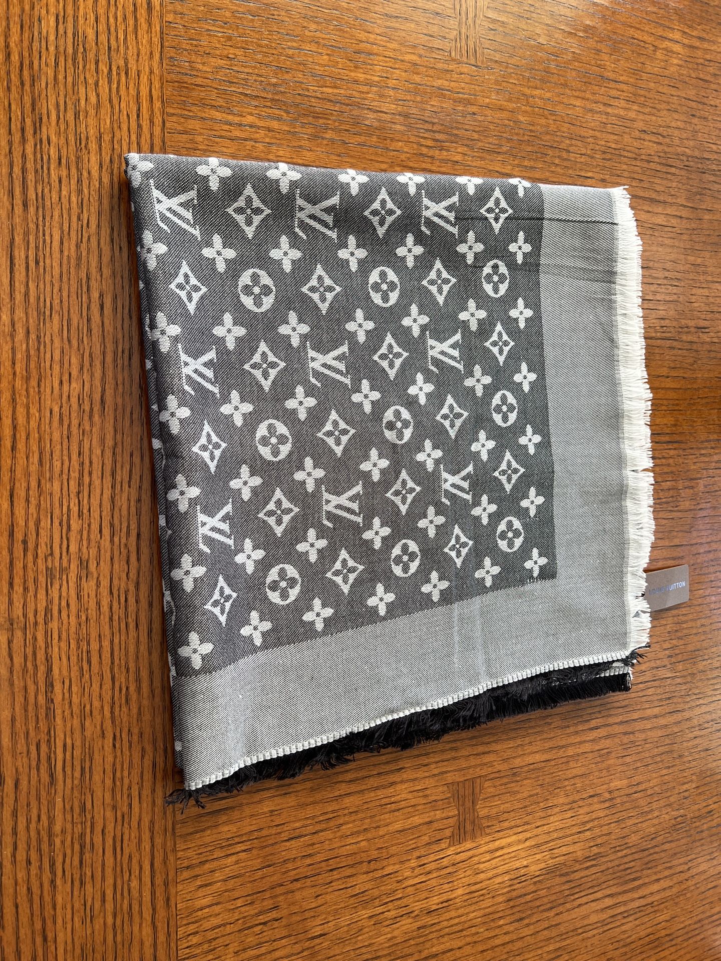 LV Monogram Shawl/Scarf Louis Vuitton Gray Color New with Tag 