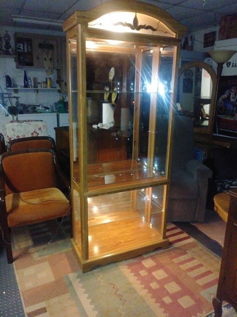 Collector's Display cabinet w/lights & glass shelves.