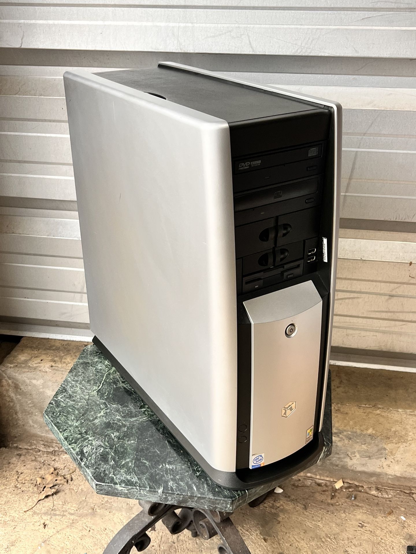 GATEWAY 2002 PINTA DESKTOP COMPUTER IN GOOD WORKING CONDITION