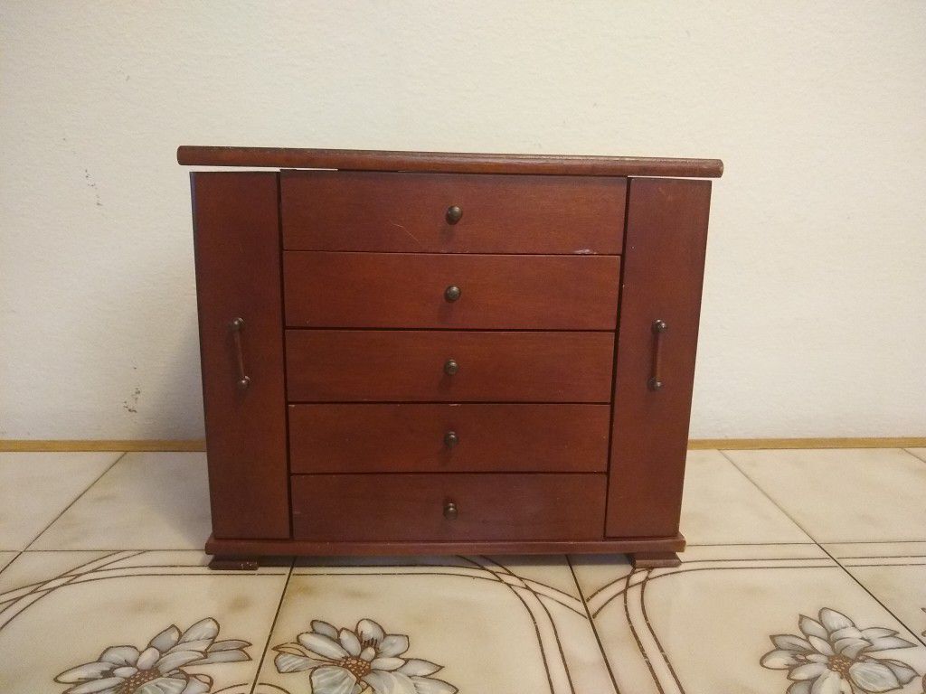 Jewelry box for tabletop / dresser