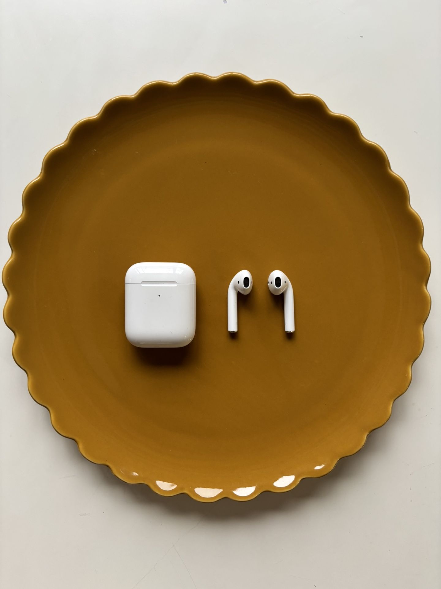 AirPods 2 with Wireless Charging Case