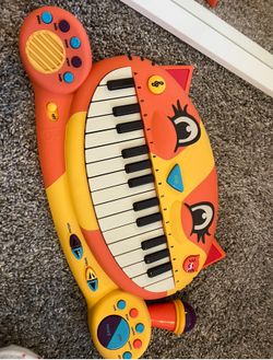 B. toys- Meowsic- Interactive Cat Piano – Toy Piano & Microphone – Musical Instrument For Toddlers, Kids – 20+ Songs, Sounds & Recording Feature