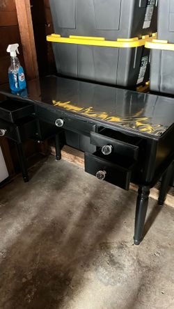 Black Desk