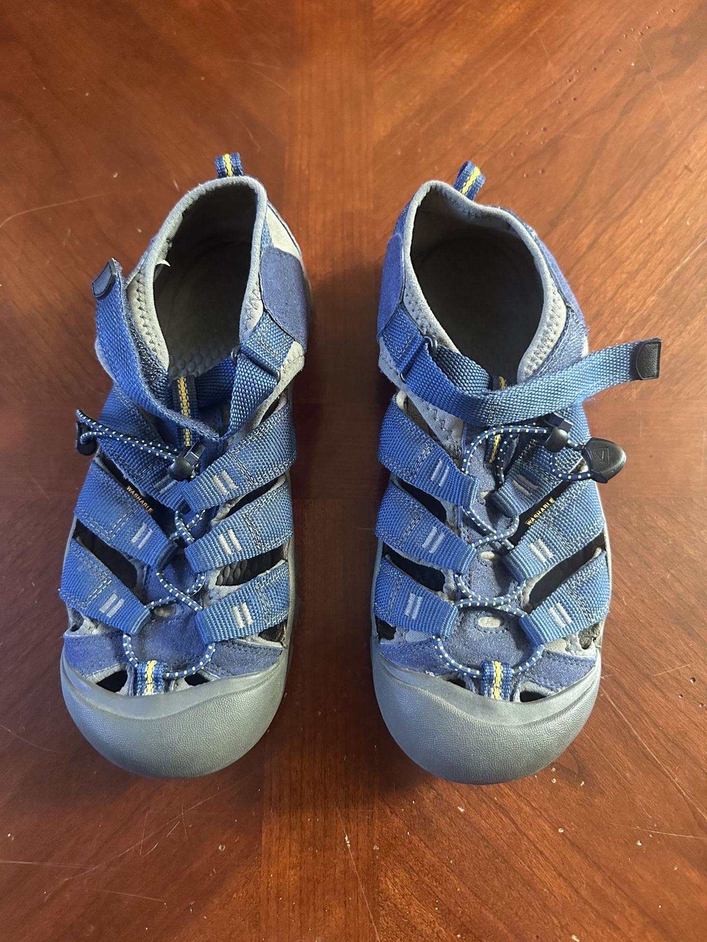 ๐น Boys Keens Size 6 Big Kids Youth in like new condition. Worn twice! PU near Kennewick Walmart