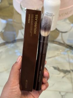Hourglass  Ambient Soft Glow Foundation Brush
