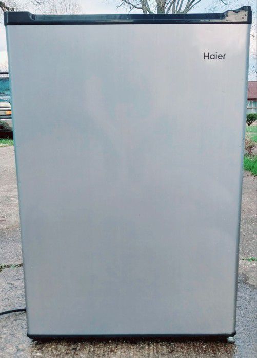 Haier 2.5 Ft. Silver Mini Refrigerator 