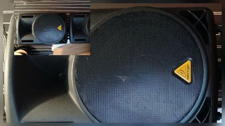 2 pole mount speakers with 15's And Titanium driver horns 1000watt passive in excellent condition