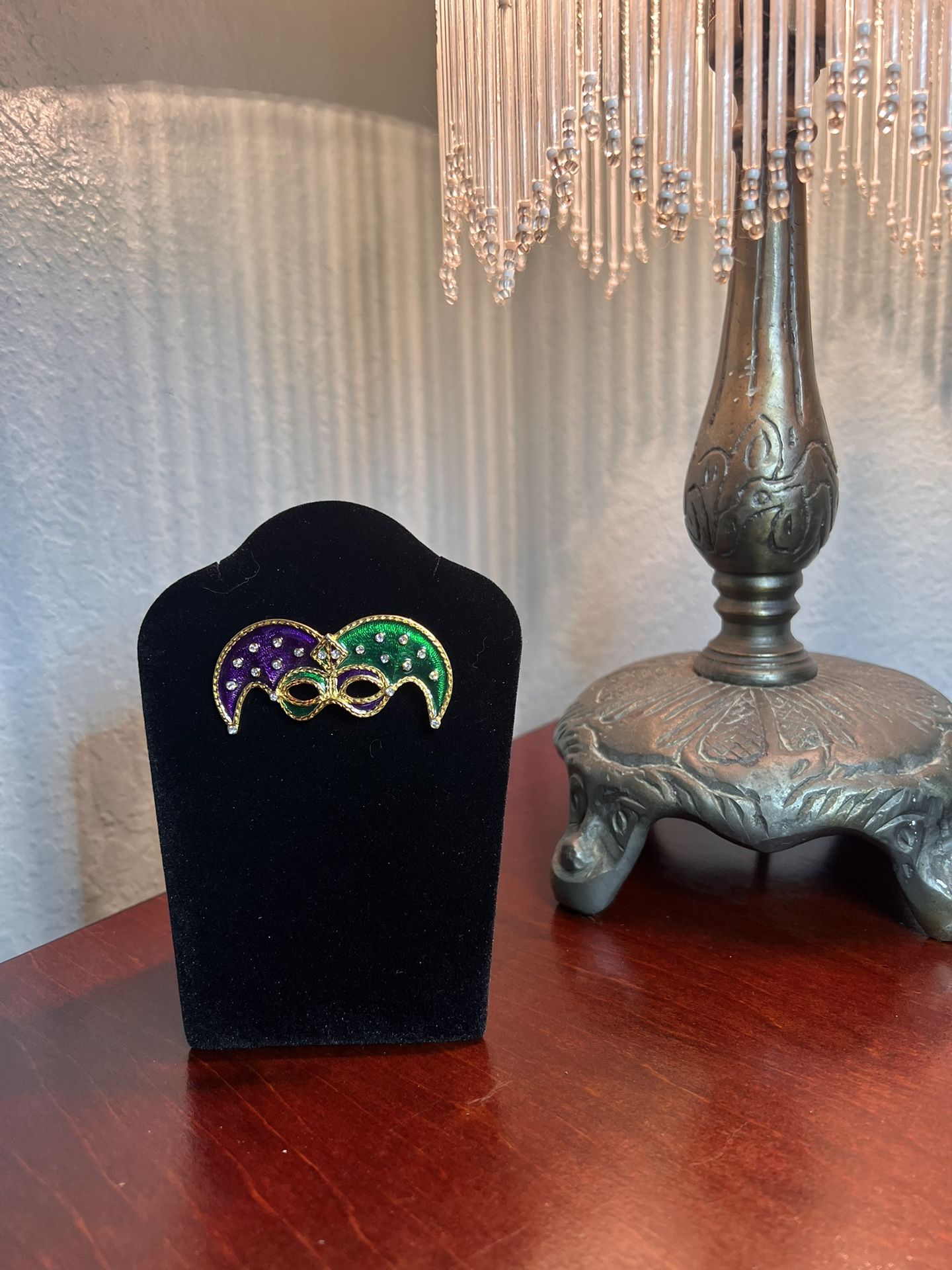 🎭 Mardi Gras Mask Brooch🎭. Purple &  Green