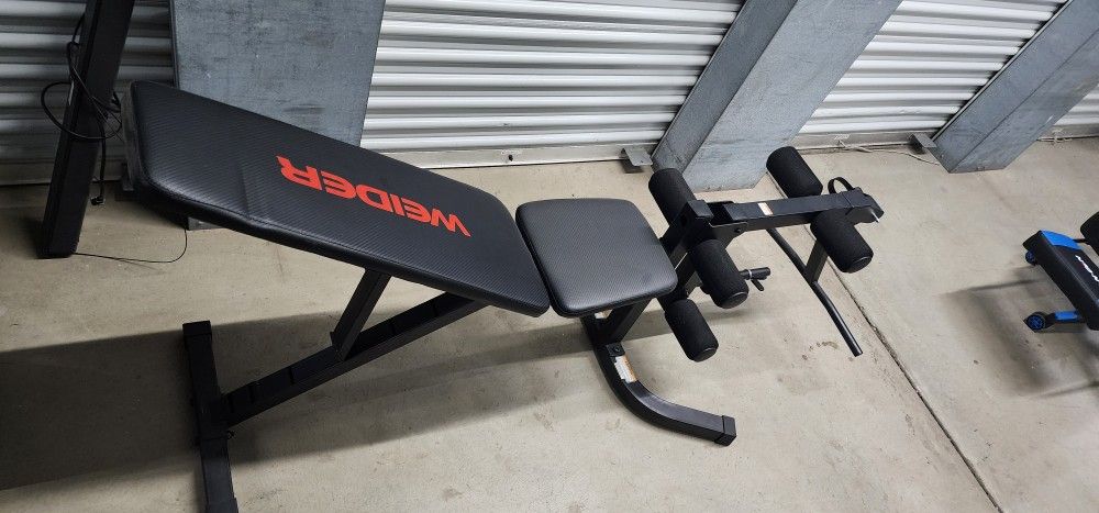****WEIGHT BENCH AND SQUAT RACK LIKE NEW****