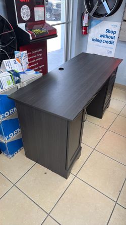 Executive Office Desk with Straight Front - 59.5x 23.50" Like new