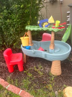 Kids water table, 2 kids chairs,…15101
