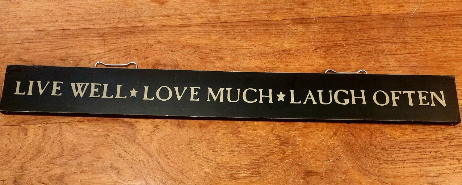 LIVE WELL LOVE MUCH LAUGH OFTEN SIGN