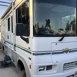 2002 Winnebago Adventurer