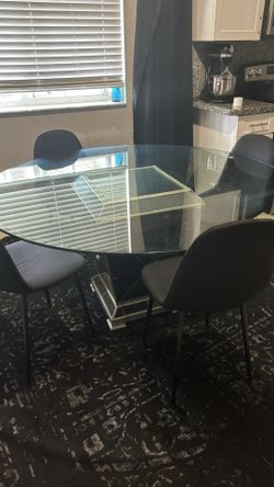 Dining Room Set! Chairs and rug included