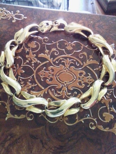 GOLDTONE CHOKER. MONET