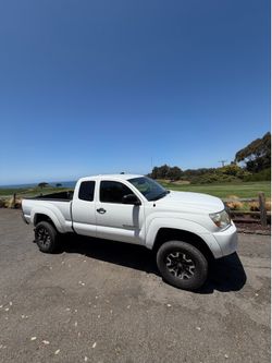 Toyota Tacoma 2010 white