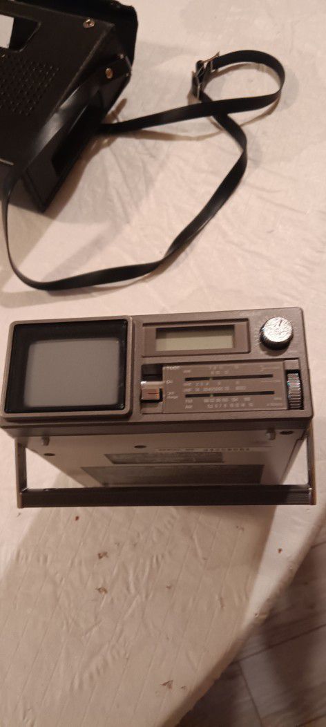 Vintage Magnavox 1984 Quarts Portable TV Radio Tested Works Fine