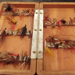 VINTAGE Rare DAN GAPEN Inc Magnetic Fly Fishing Wood Case Full of Vintage Fly Lures