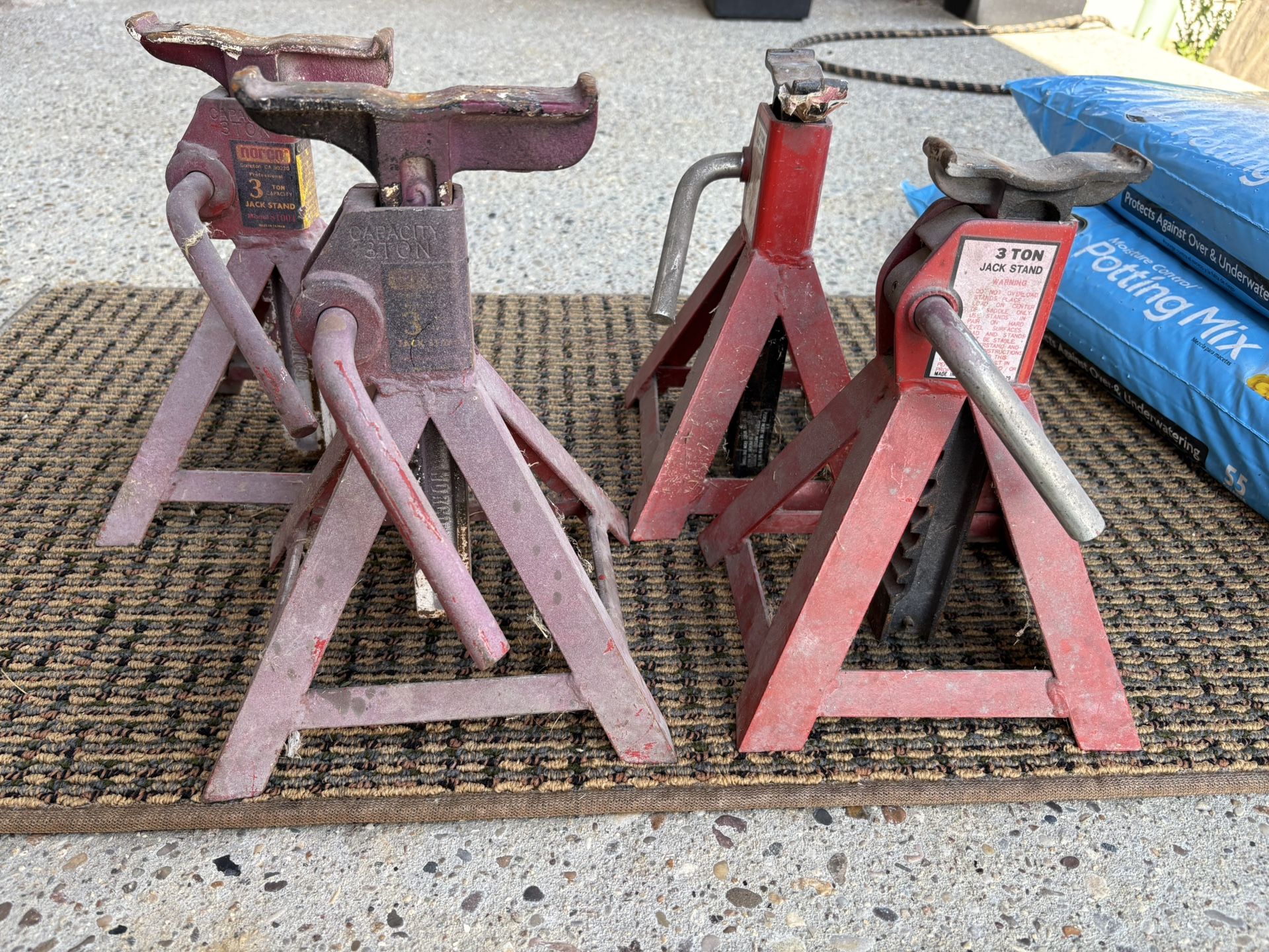 4 Adjustable Jack Stands