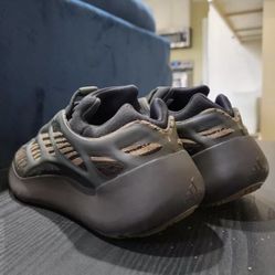 Yeezy 700 V3 (clay brown)