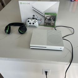 X Box One (500gb), Turtle Beach Headset, Controller, Modern Warfare Game 