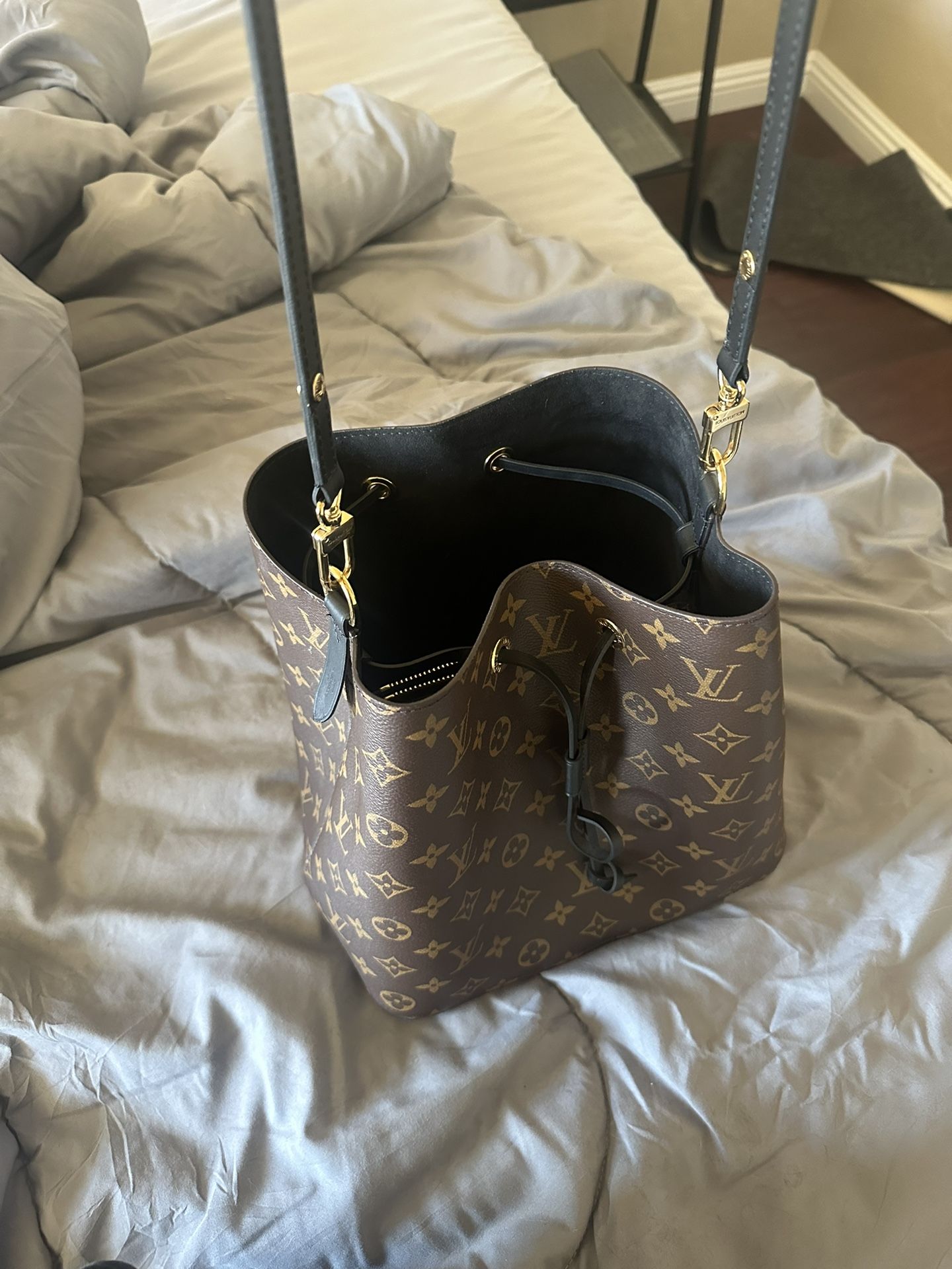 Louis Vuitton-Neo Noe Poppy Bag for Sale in Beaverton, OR - OfferUp