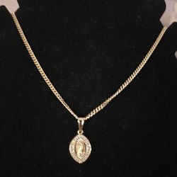 Medalla con cadena cortita de oro laminado