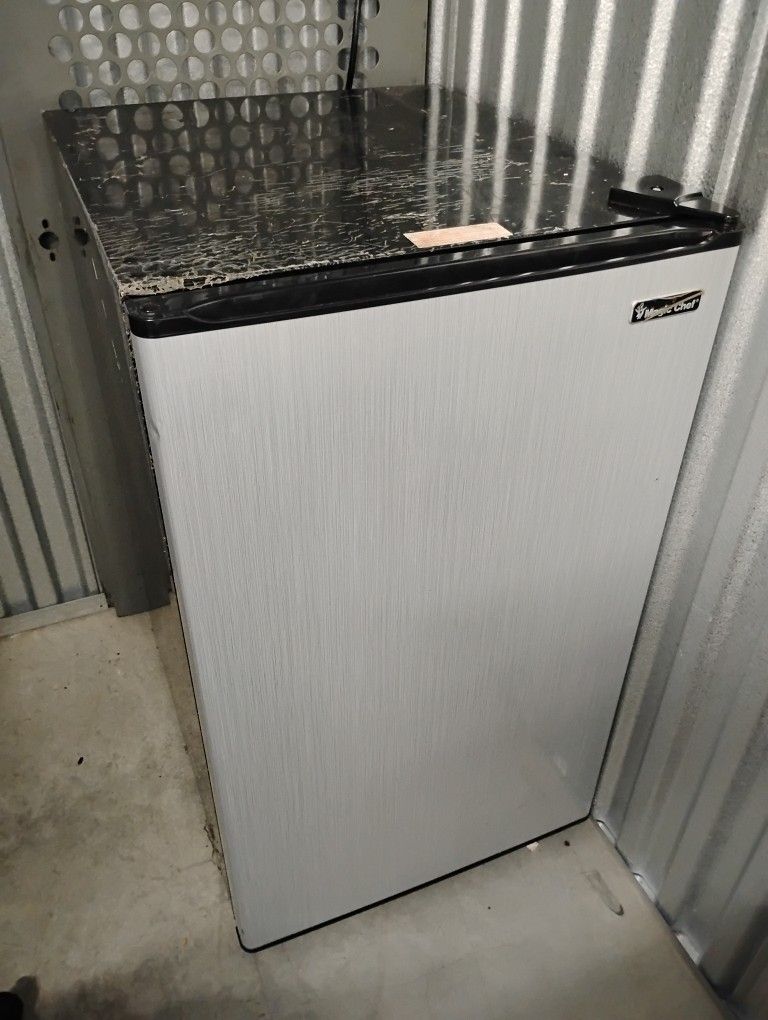 Mini Fridge 