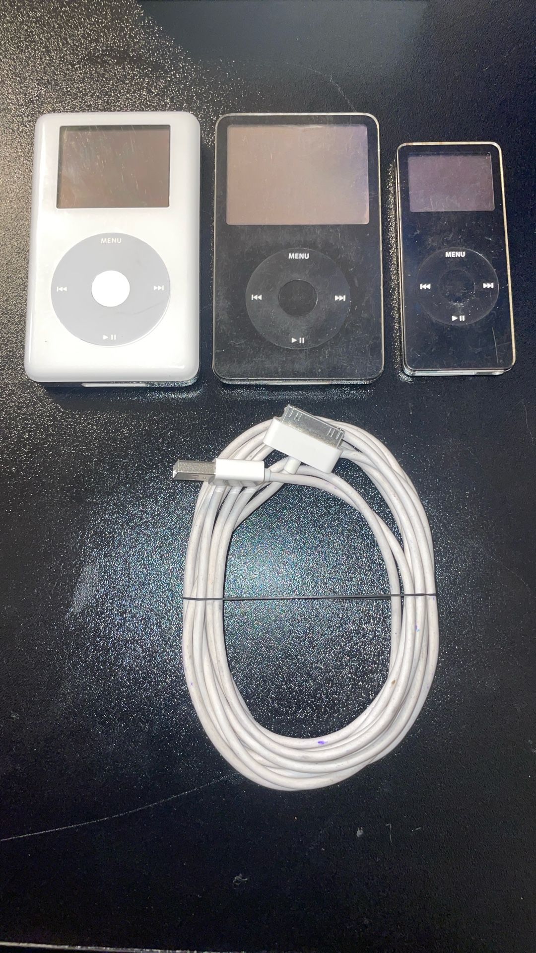 3- Apple Ipods With Charger 