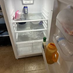 Magic Chef Standard Size Refrigerator 