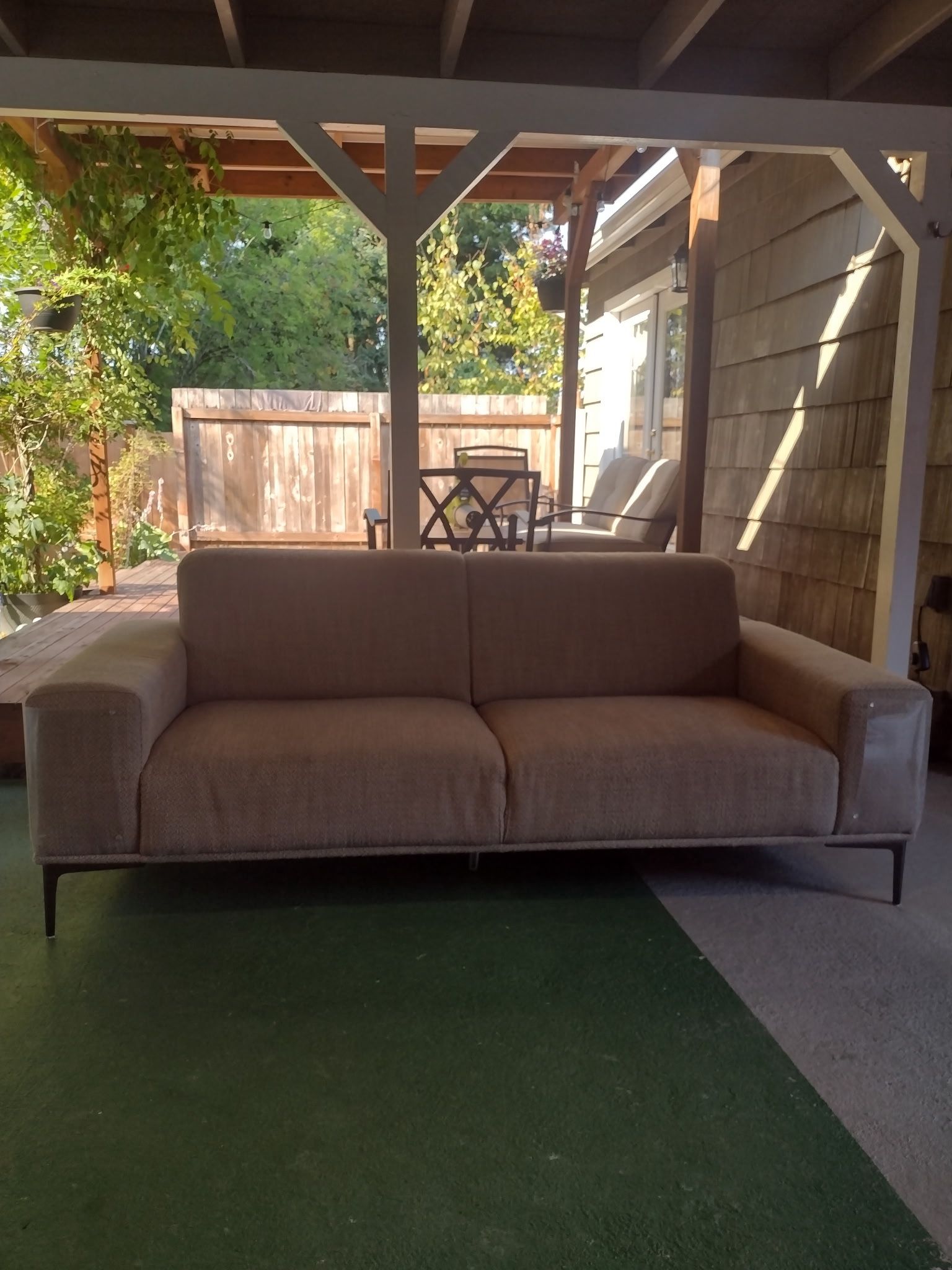 Dania Couch 