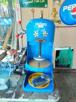 Ice cub shaving machine