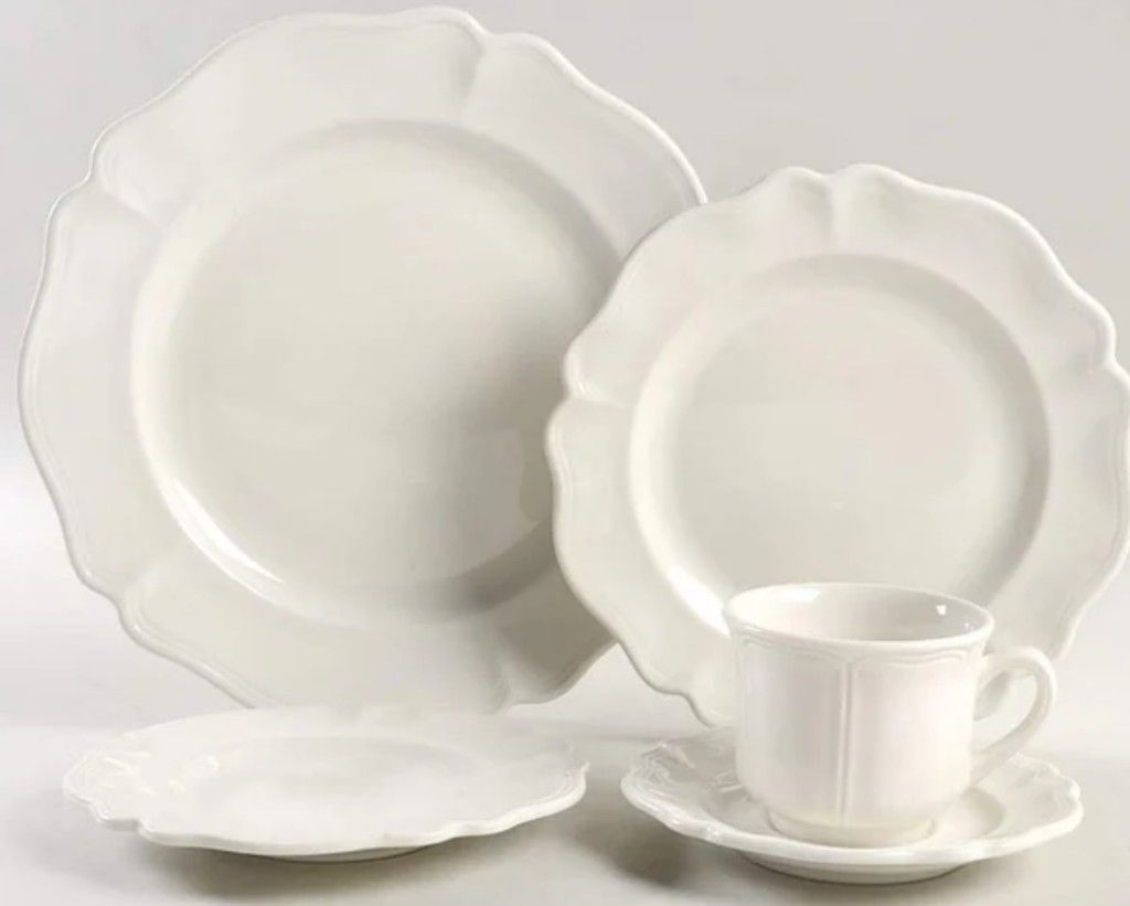 VINTAGE "HEIRLOOM" BY RED CLIFF DINNERWARE - 33 Pieces