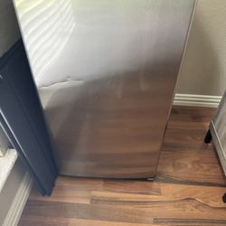 Sanyo Mini Fridge With Freeze SR-4431S