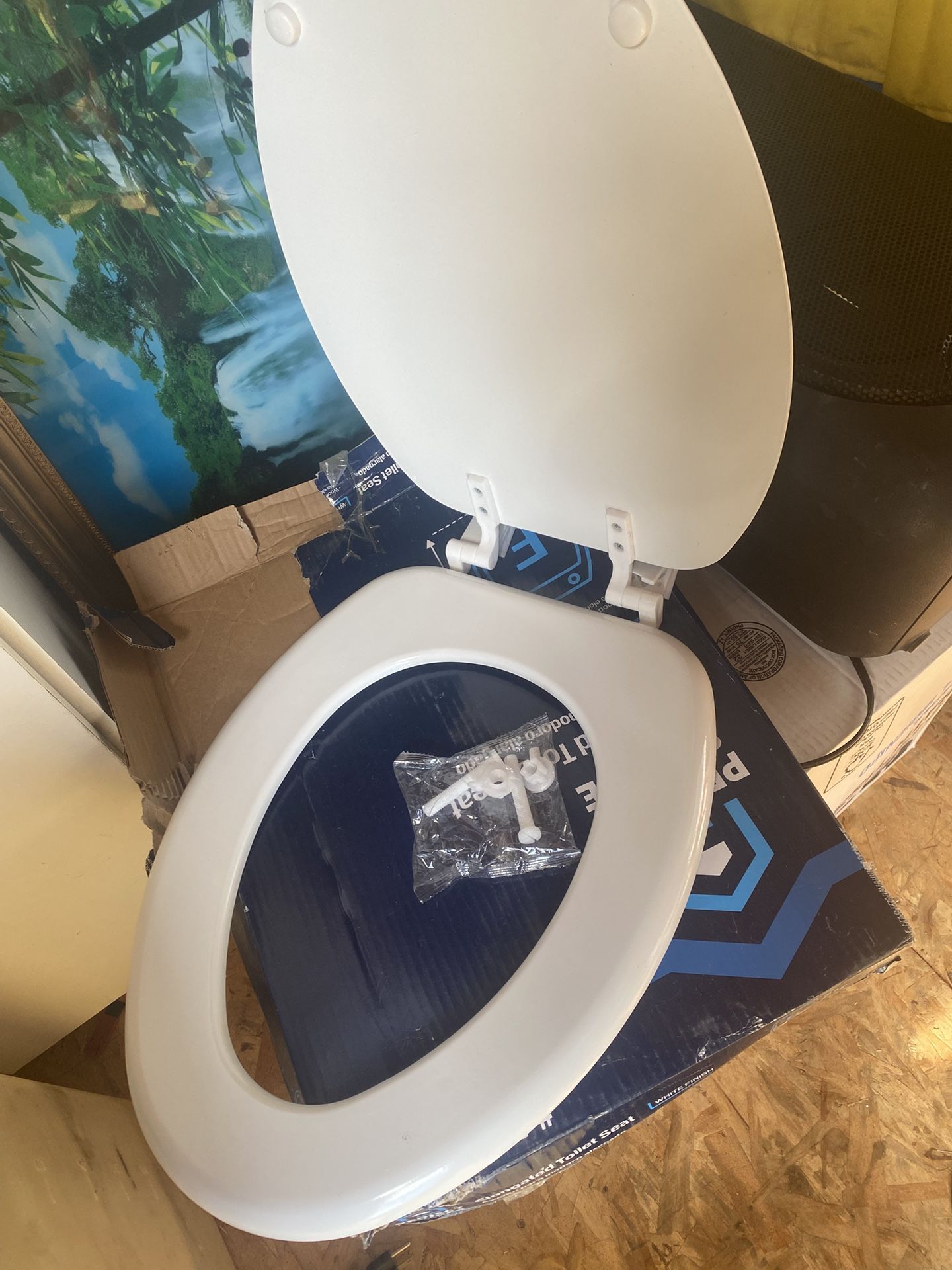 WHITE TOILET SEAT NEW 