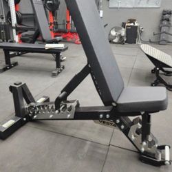 HEAVY DUTY COMMERCIAL GRADE 1000 LBS CAPACITY ADJUSTABLE BENCH THAT CAN INCLINE, FLAT AND MILITARY PRESS WITH WHEELS ( BRAND NEW IN THE BOX  )