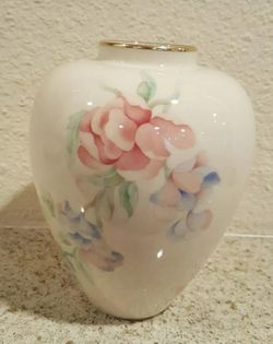 Lenox Decorated 24k Gold Trim Vase made in usa
