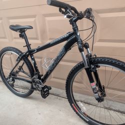 26"x2.0. SPECIALIZED MENS MOUNTAIN BIKE.(M). 17". EXCELLLENT CONDITION 👌🏼