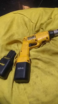 DeWalt DW 945 12 volt drill 2 batteries