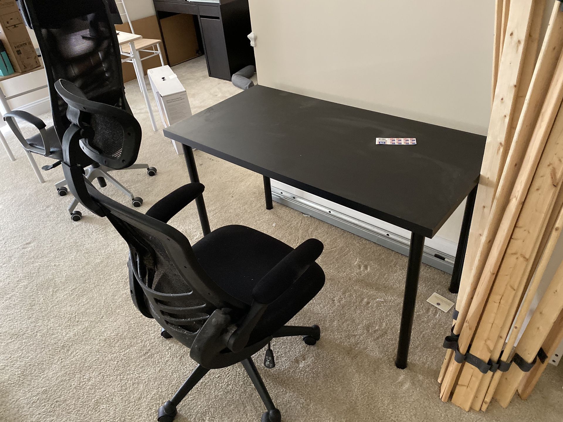 Computer desk chair and lamp