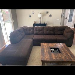 Brown couch great condition no flaws we sell all the time delivery extra 40 local